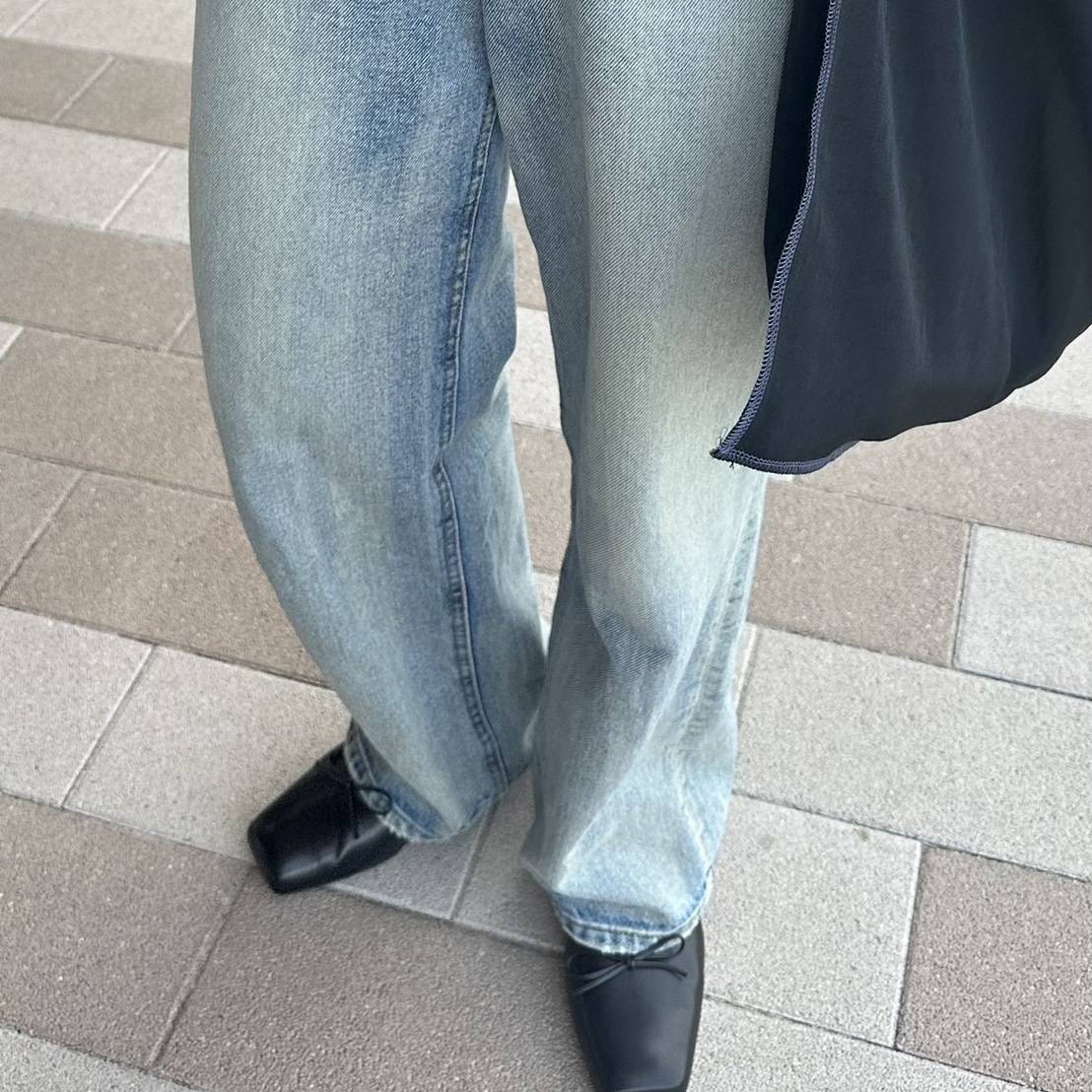 UNTISHOLDのスクエアミュール×デニムコーデ