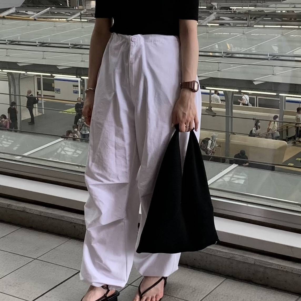 ホワイトのパラシュートパンツコーデ