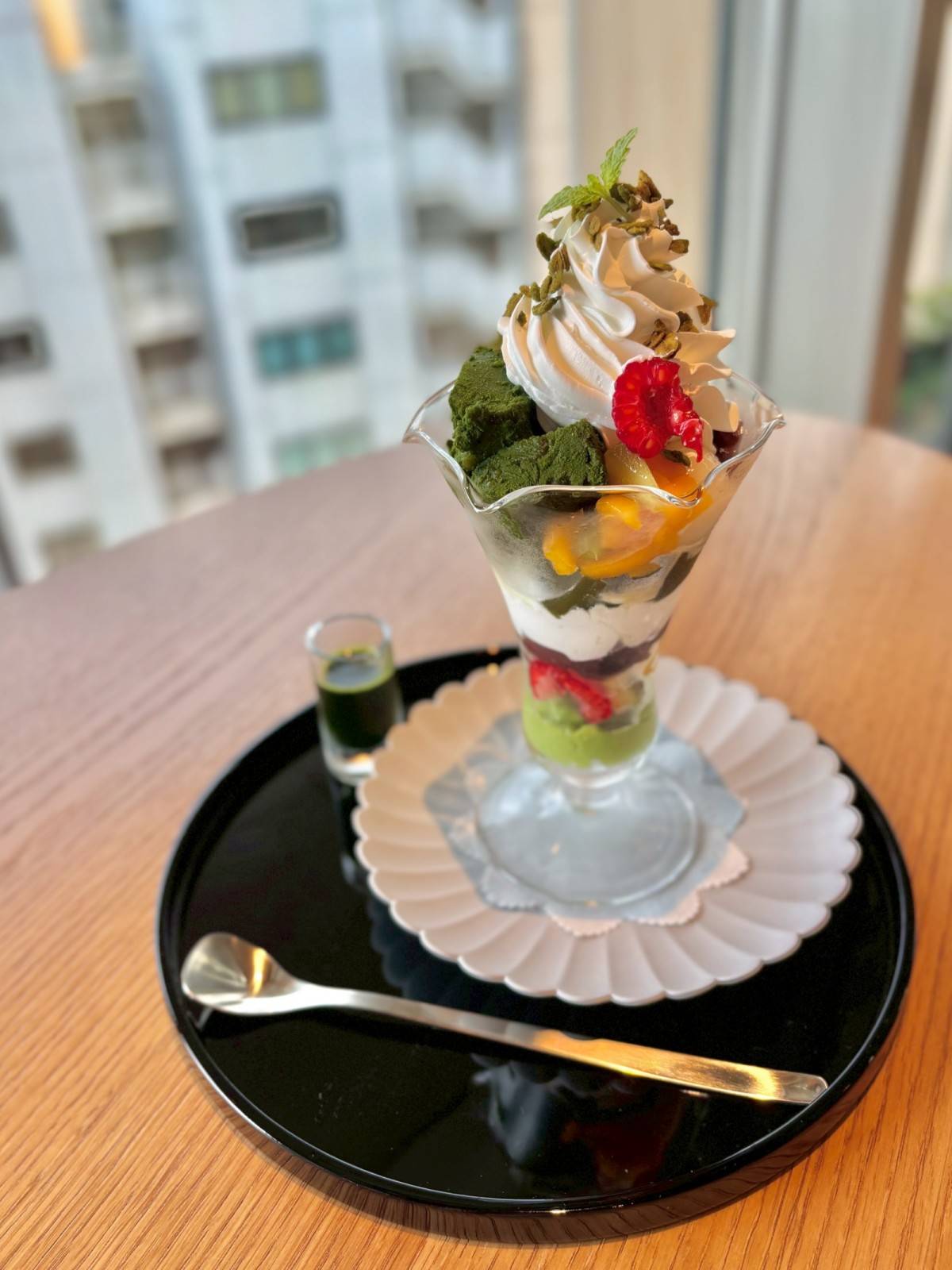 抹茶わらび餅の茶々水パフェ