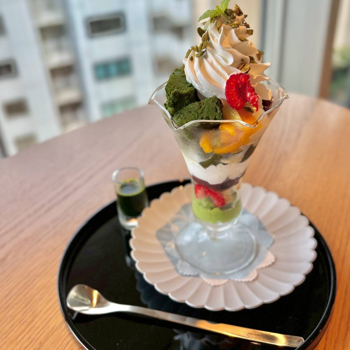 抹茶わらび餅の茶々水パフェ