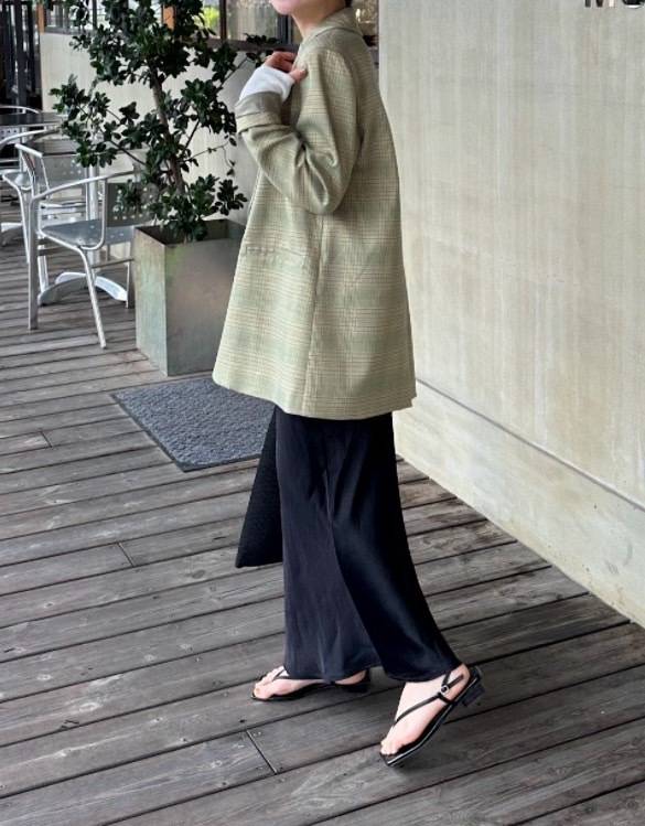 グリーンのチェックジャケット×モノトーンコーデ