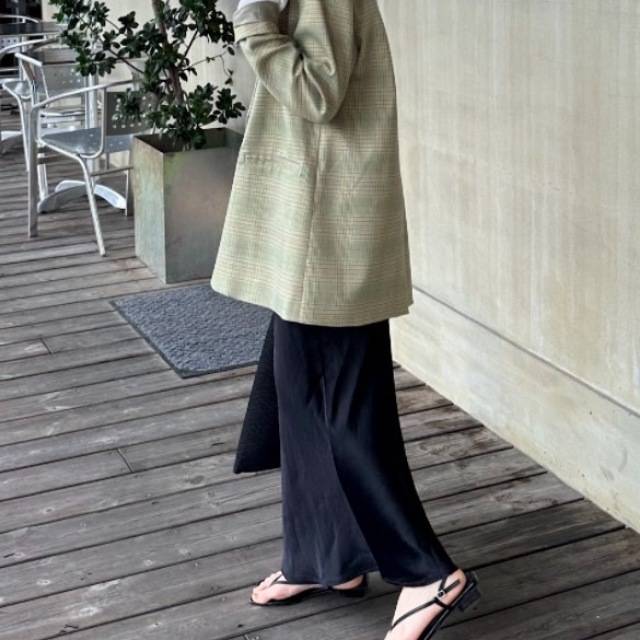 グリーンのチェックジャケット×モノトーンコーデ