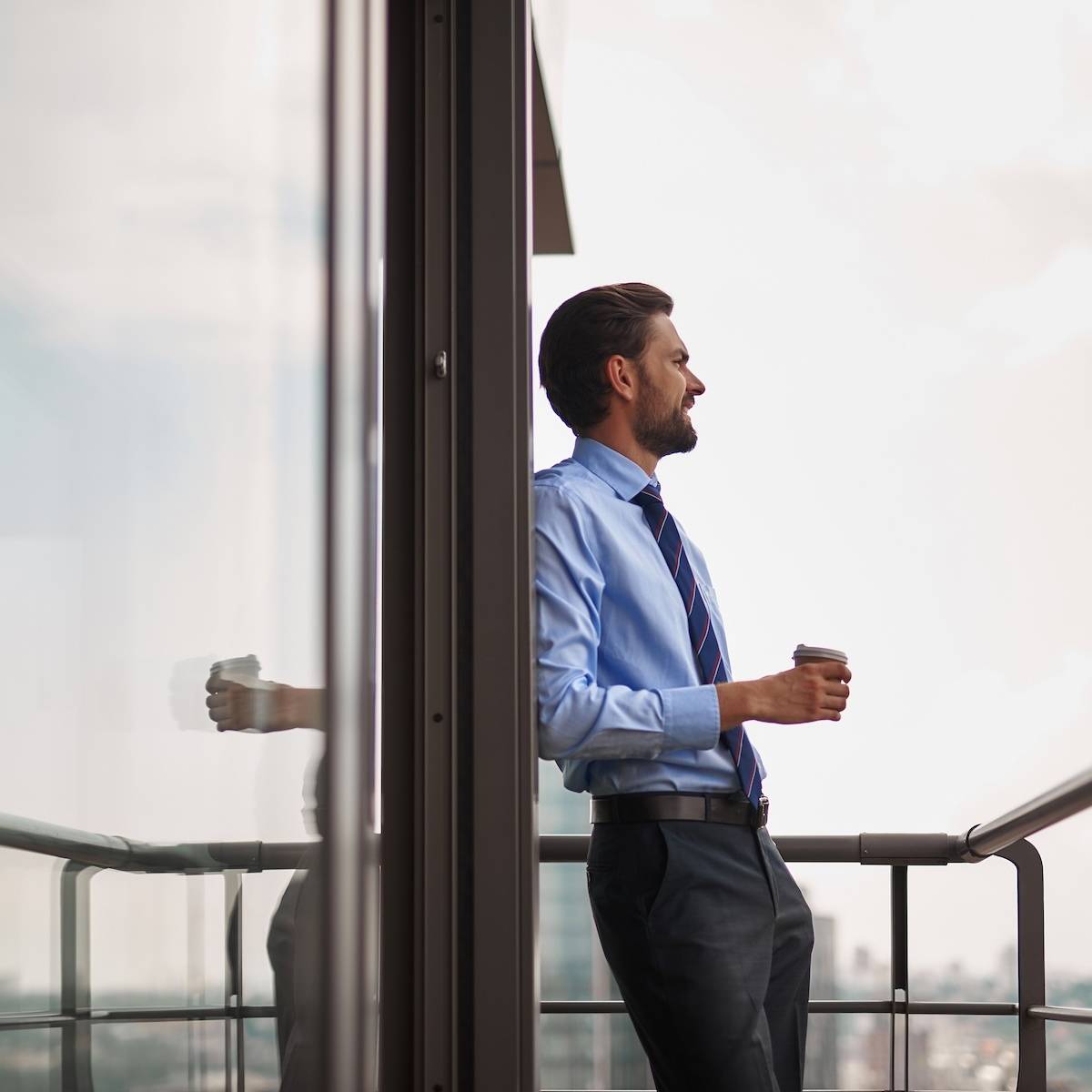 外を眺める男性