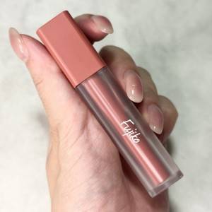 塗った瞬間、垢抜ける……♡おしゃれ顔に仕上がる「色持ち抜群リップ」