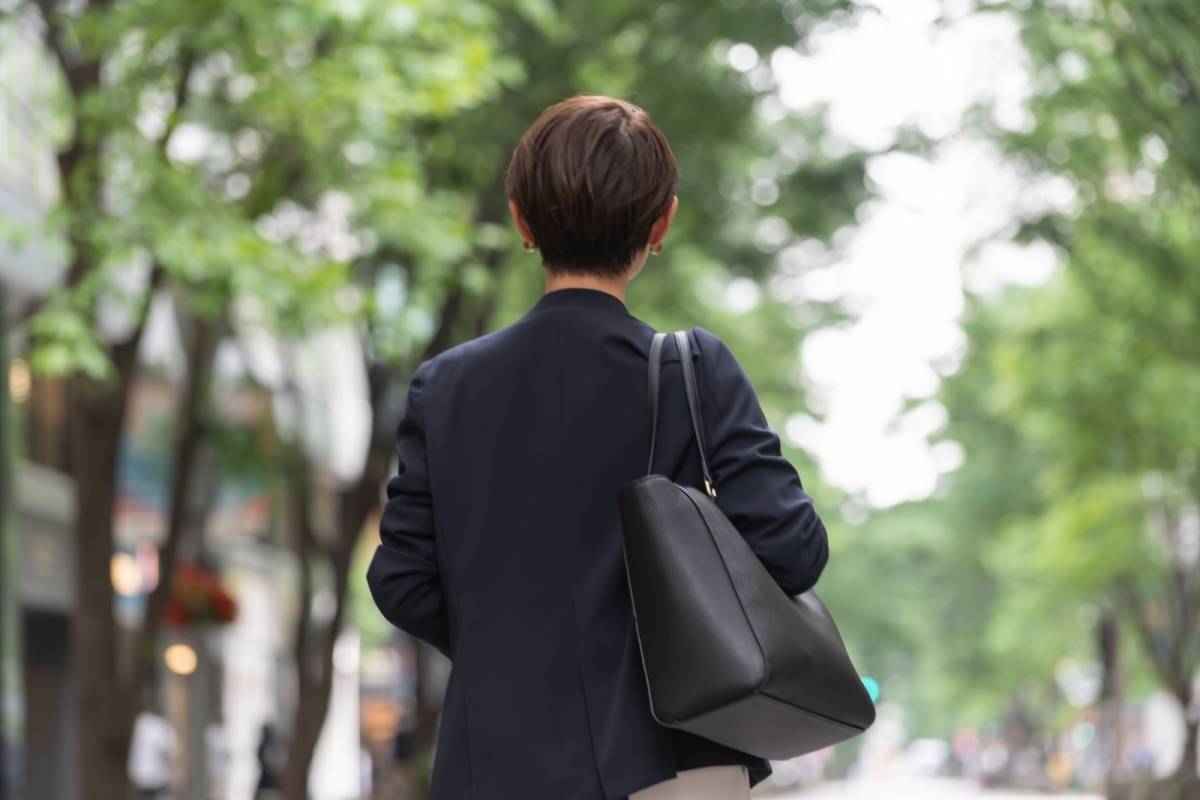 スーツを着た人の後ろ姿