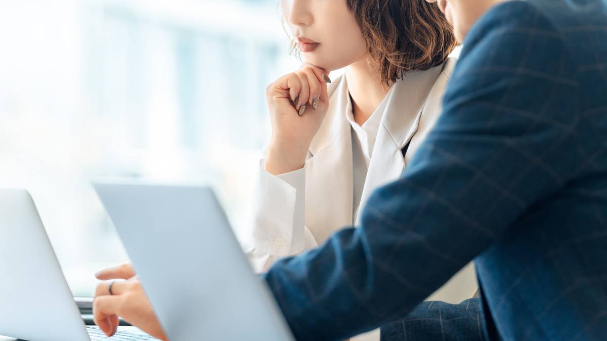 パソコンを見る男女