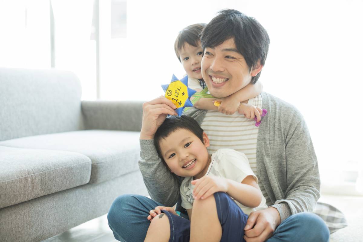 子どもと遊ぶ父親