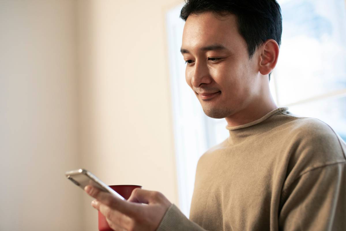 スマホを操作する男性