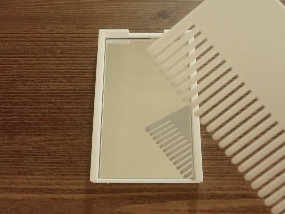 ダイソーのミラーコーム