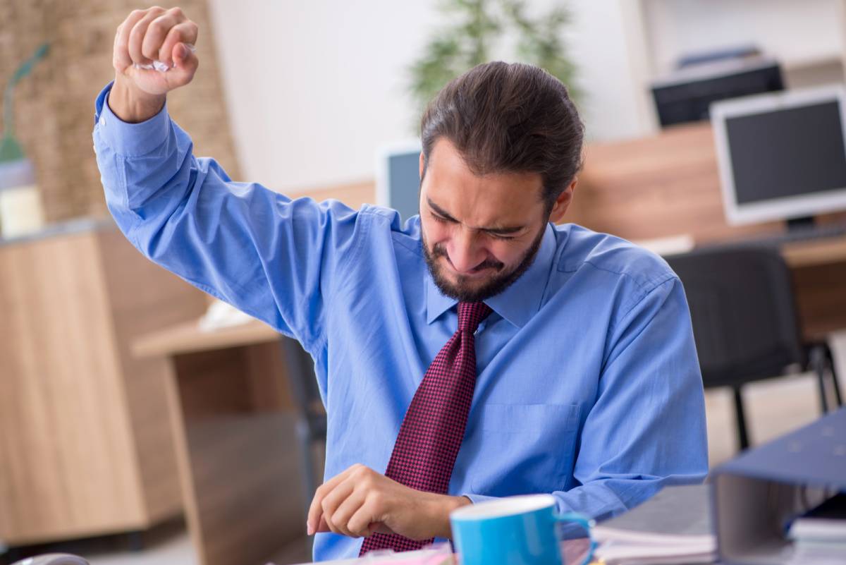 丸めた紙を投げる男性