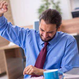 実はかなり危険です……。女性を不幸にする40代50代男性の仕草5選