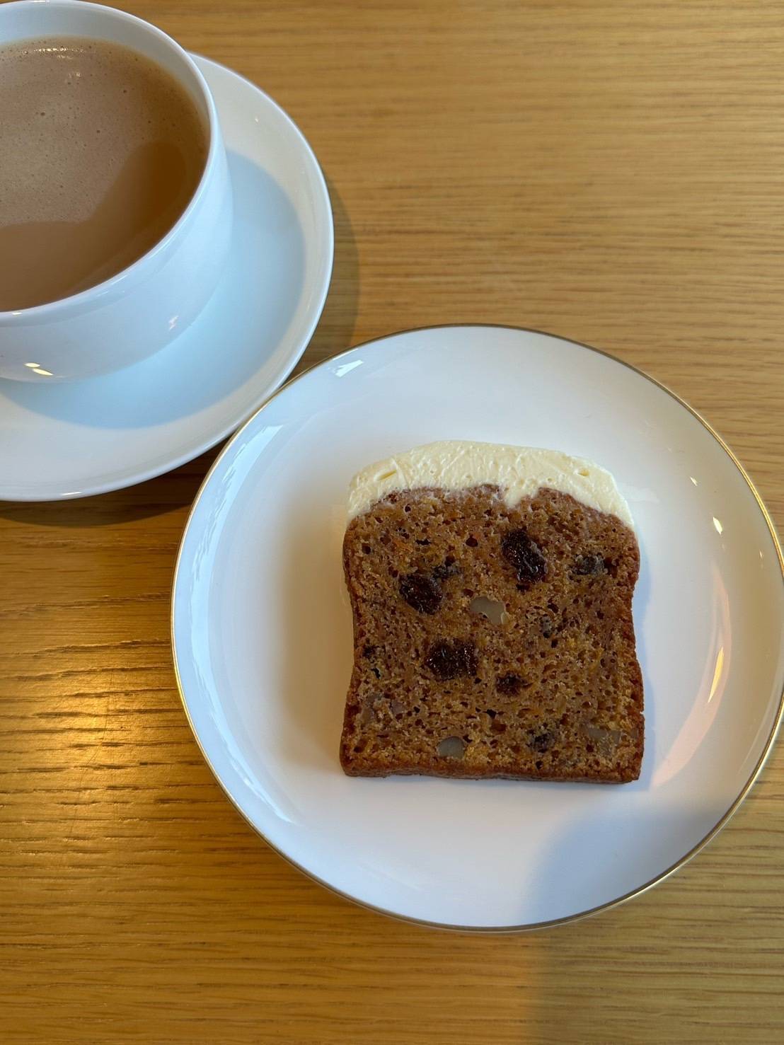 キャロットケーキとカフェラテ