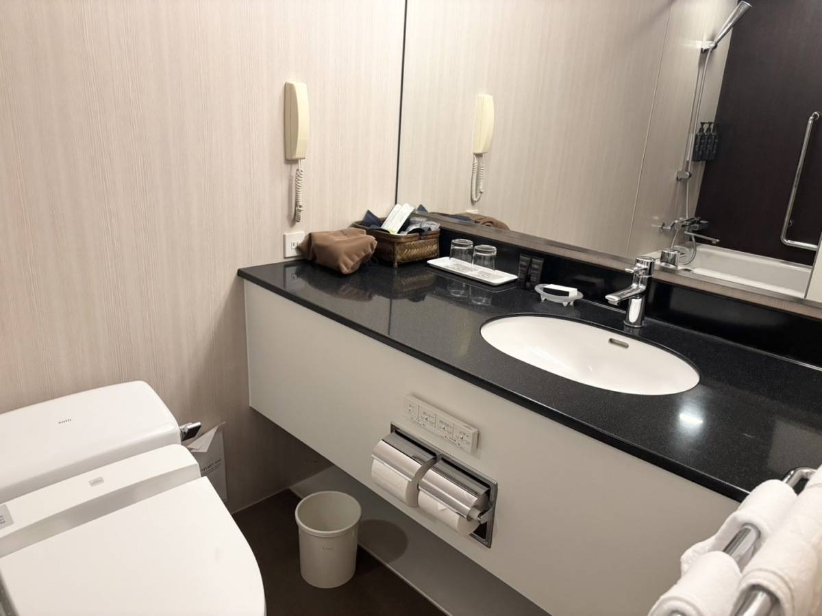 シェラトン都ホテルのトイレと洗面