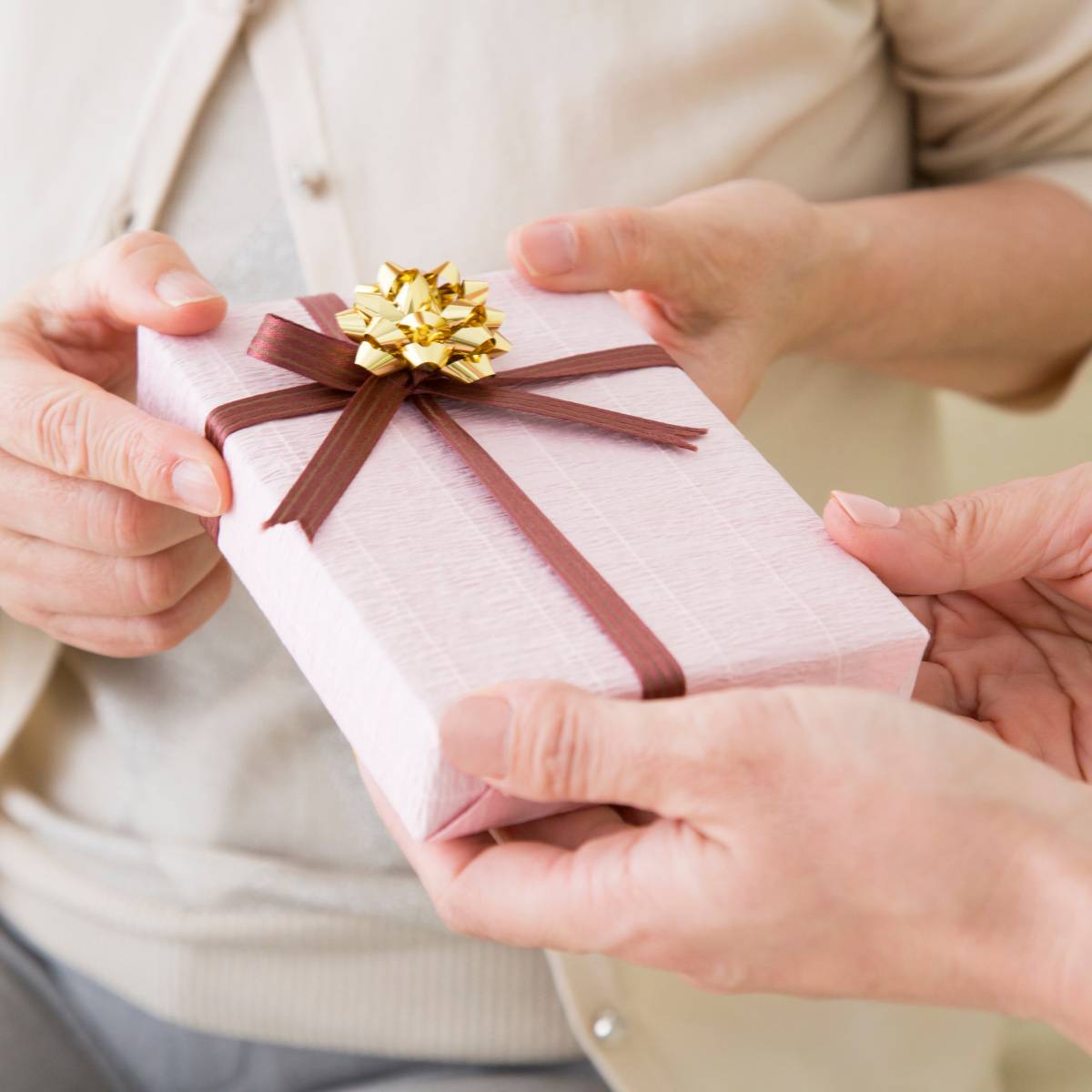 プレゼントを渡す人