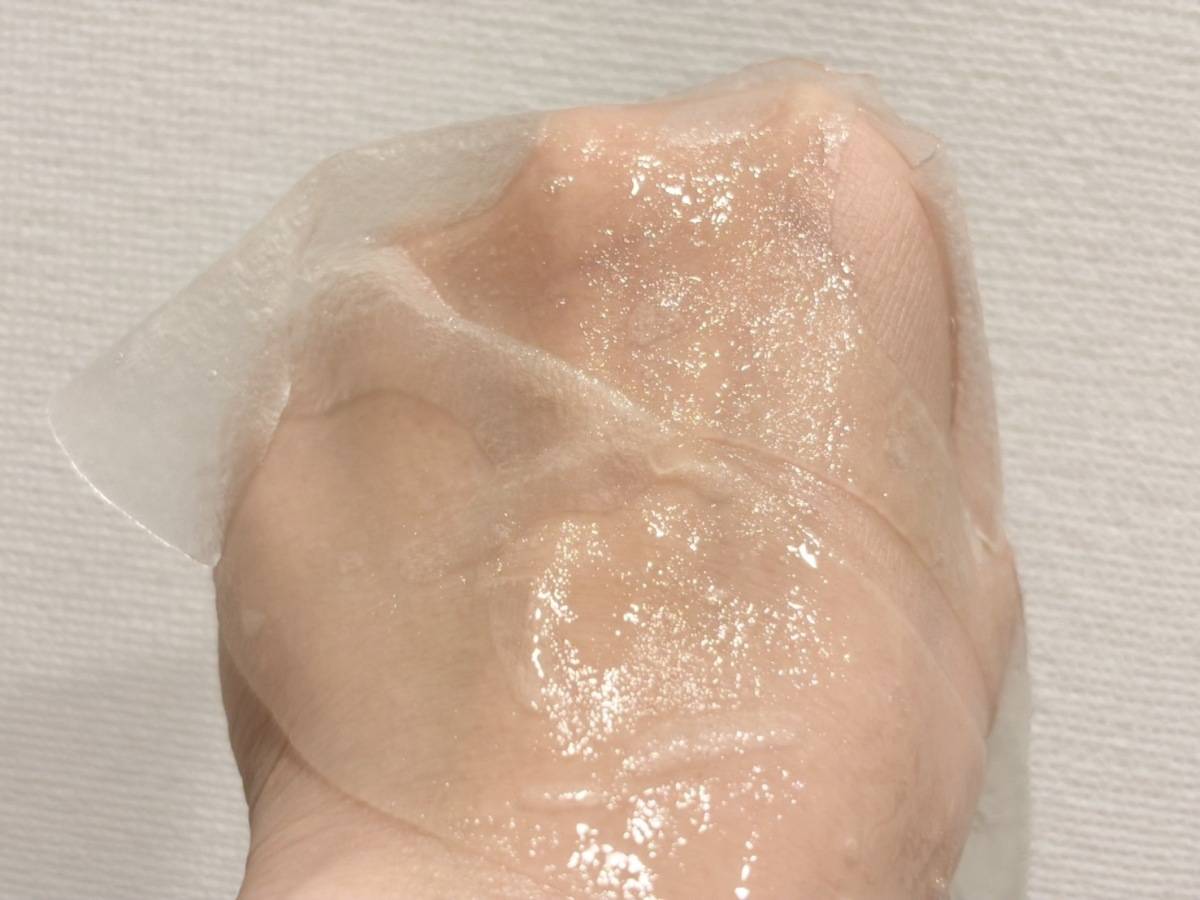 バイユア プランプハニー アクアセラムマスクv1をのせた手