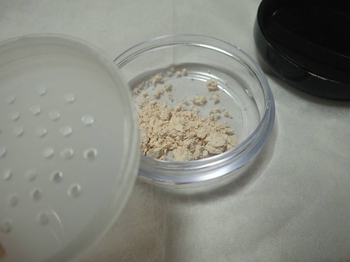 ダイソーのコンパクトパウダーケース