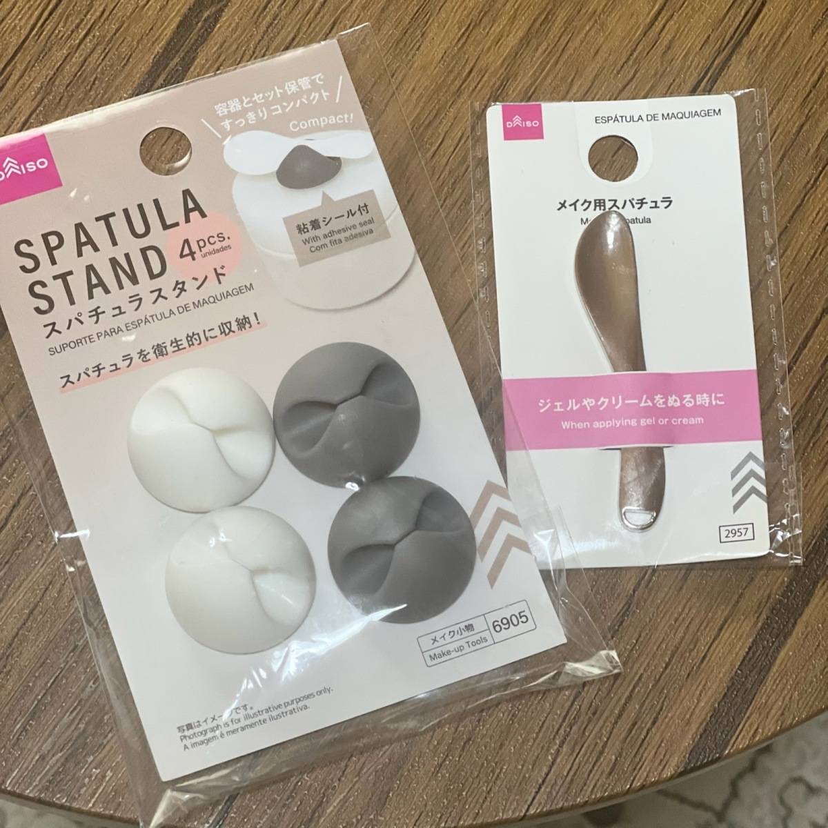 ダイソーの「スパチュラスタンド」と「メイク用スパチュラ」