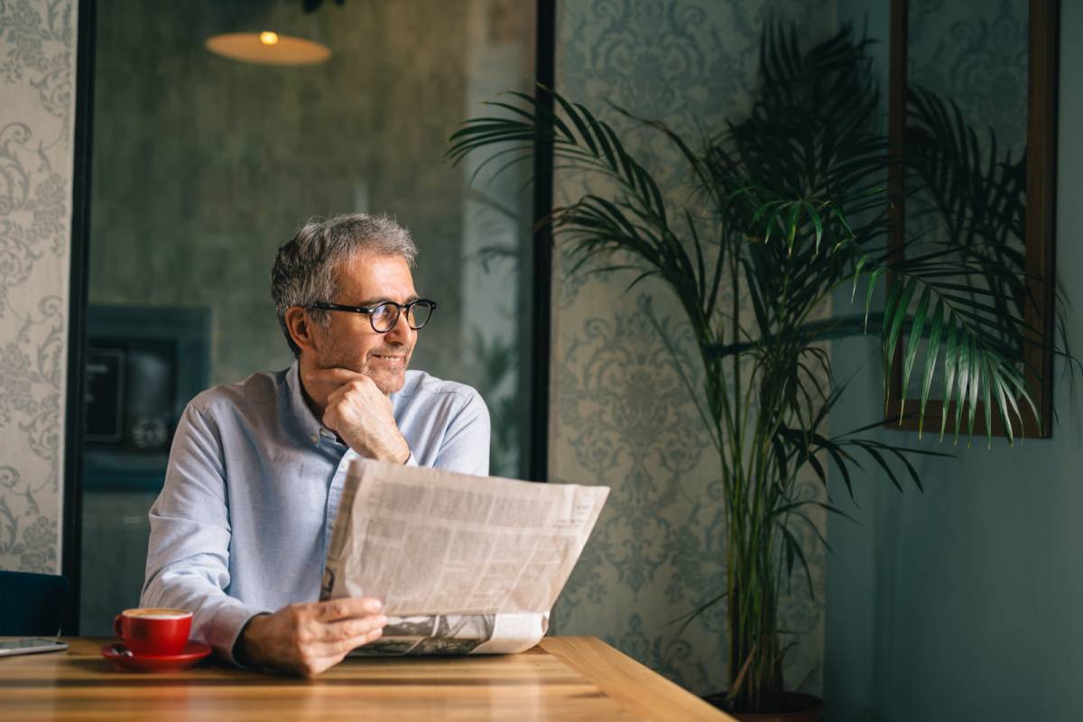 新聞を読む男性