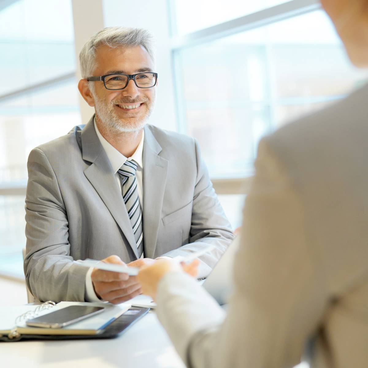 笑顔で話を聞く男性