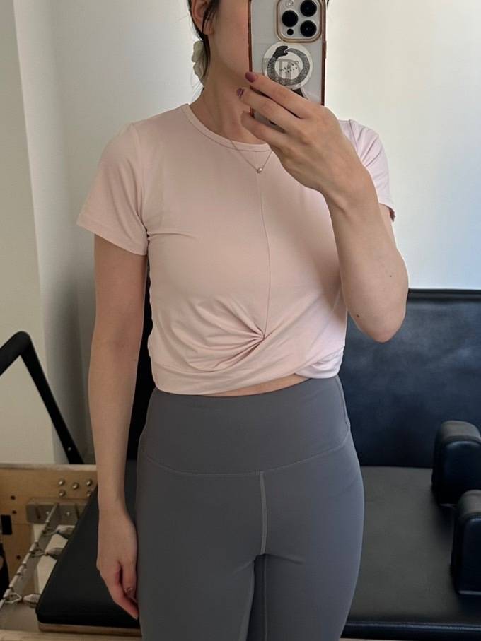 クロップド丈ヨガトップス