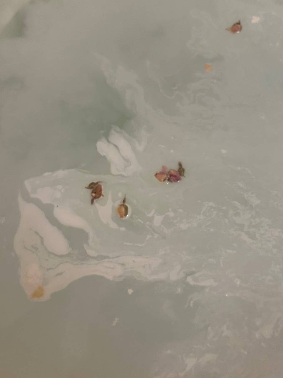 LUSHの人気バスボム「ティスティー トスティー」をバスタブへ