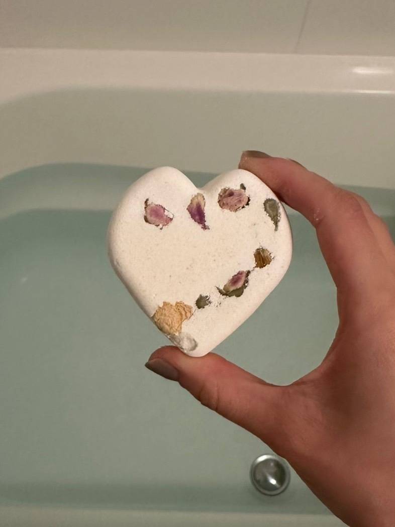 LUSHの人気バスボム「ティスティー トスティー」