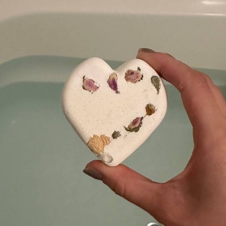 LUSHの人気バスボム「ティスティー トスティー」