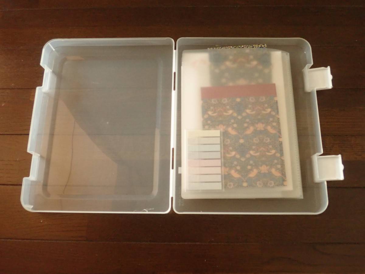 ダイソーのすっきり書類収納ファイルB5ワイド