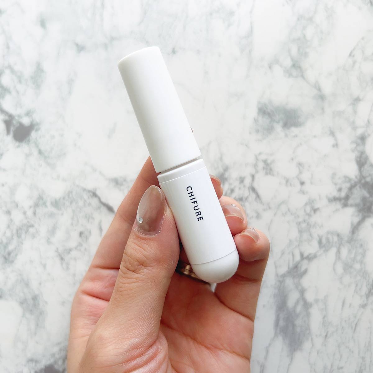 ティントリップジェルを手に持った画像