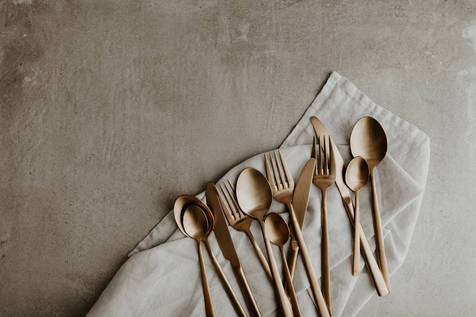 ダイニング　財運　下がる　尖った物