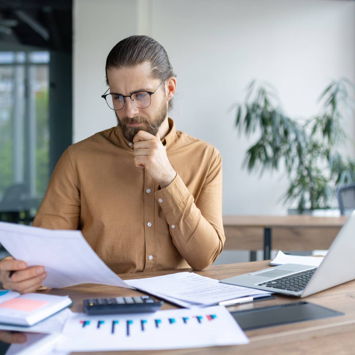 デスクで書類を確認する男性