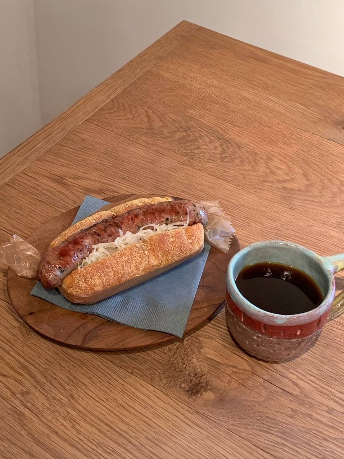 「paddlers coffee」で味わえるホットドッグとコーヒー