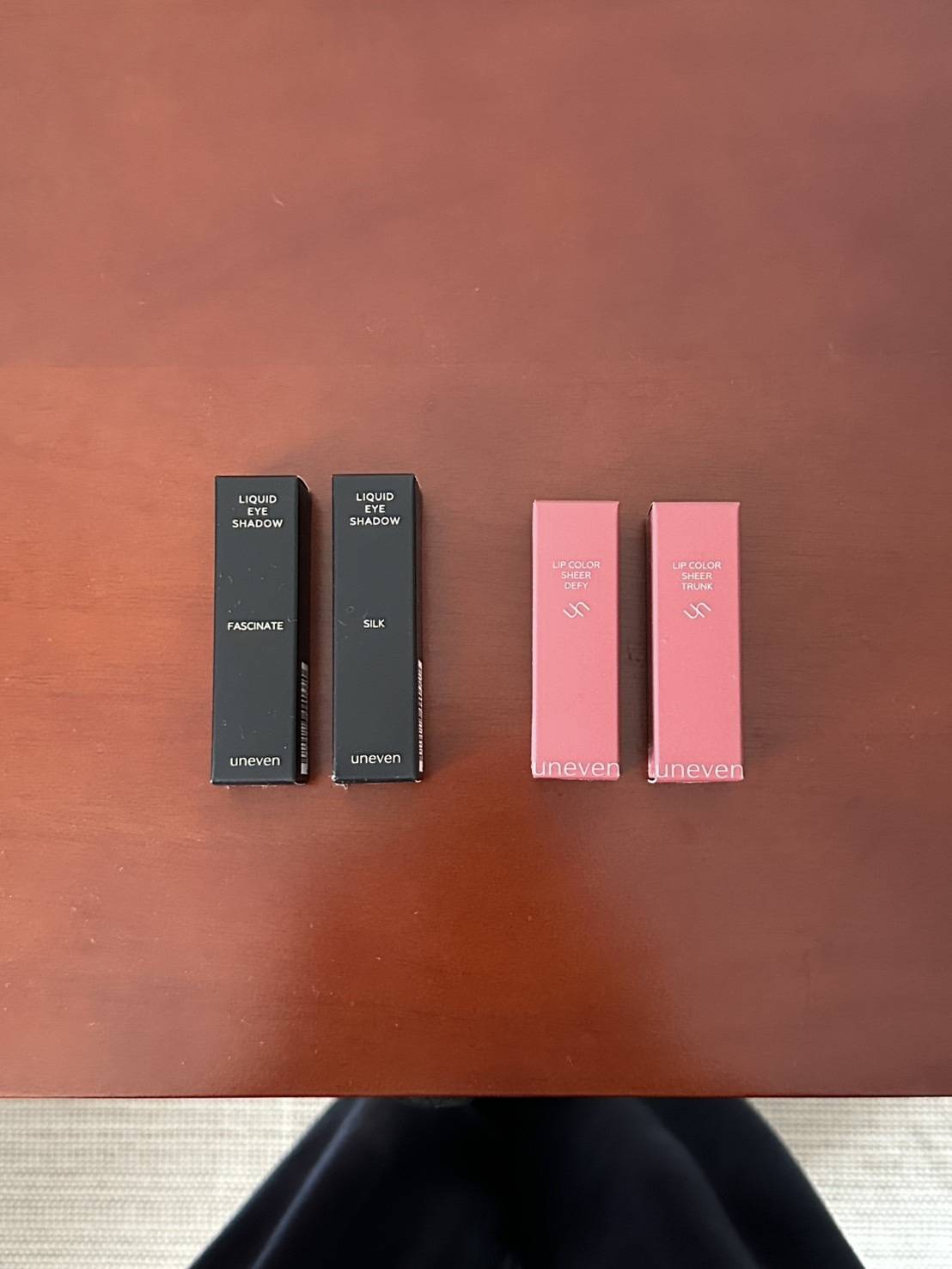 「uneven」のリキッドアイシャドウ