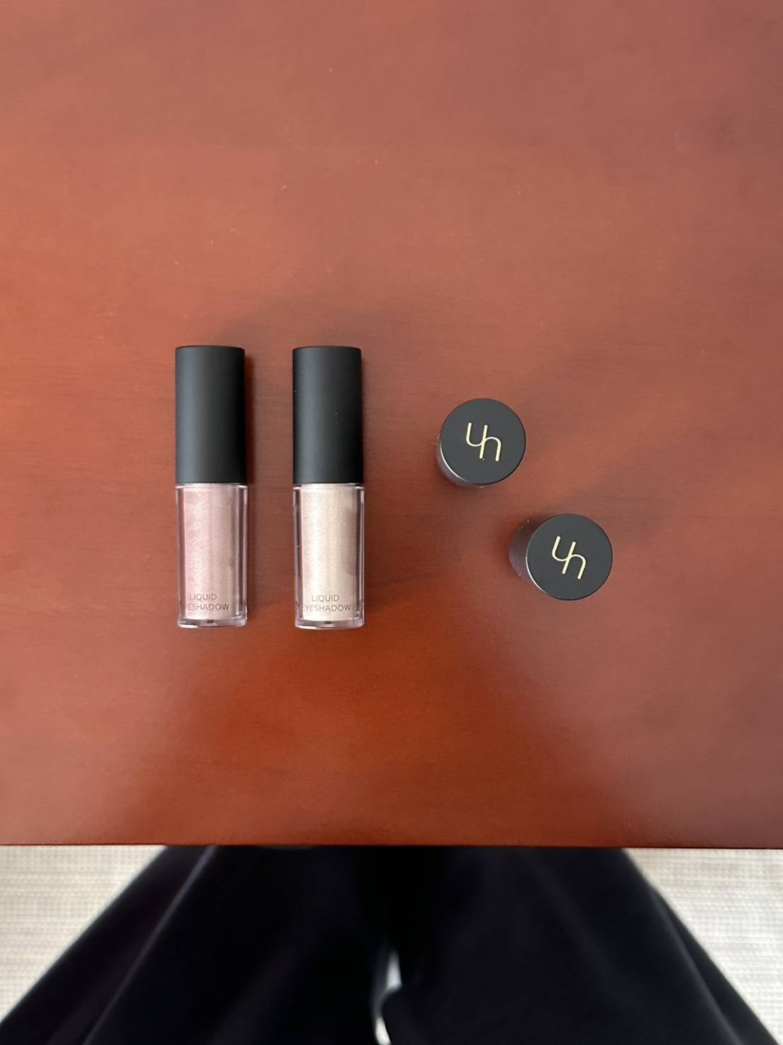 「uneven」のリキッドアイシャドウ