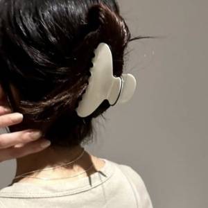 安定したホールド感が◎まとめ髪を美しくキープしてくれる上品ヘアクリップ♪