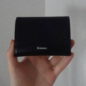 機能性もデザインも完璧♡モダンに艶めく「fennec」の3つ折り財布