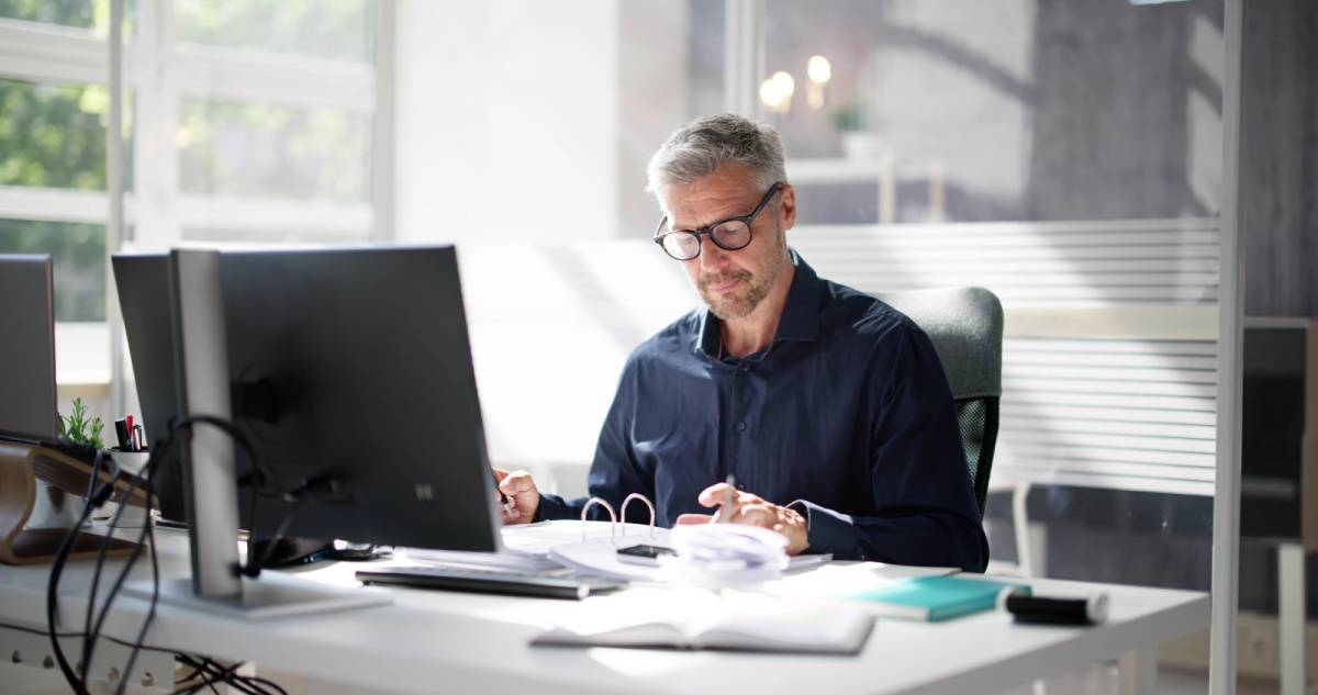 デスクで仕事をする男性
