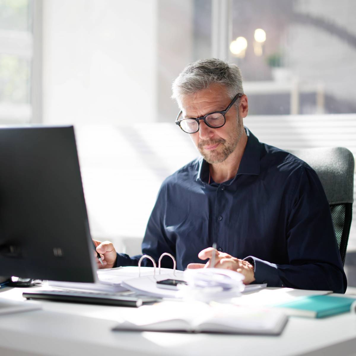 デスクで仕事をする男性