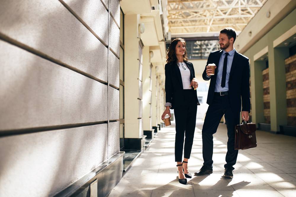 おしゃべりをする男女