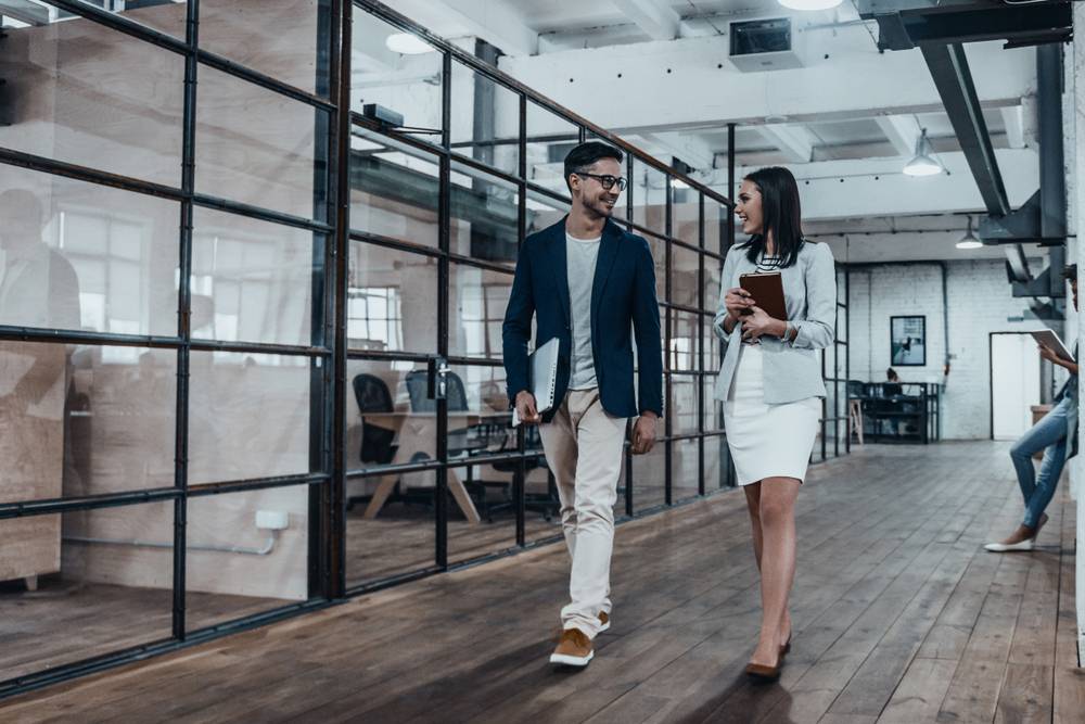 歩きながら話す男女