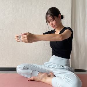 バキバキの「背中」がほぐすやつ。ペットボトルを使った簡単ストレッチ