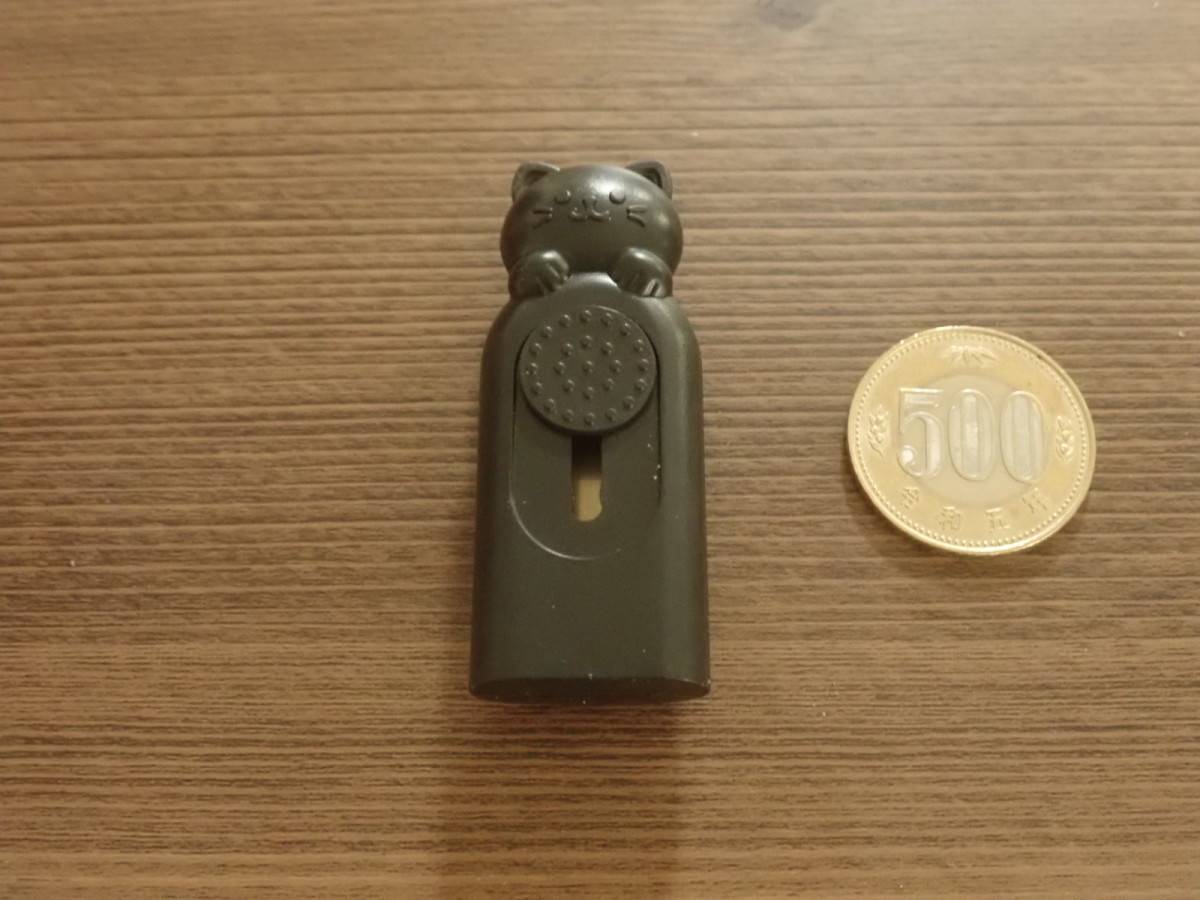 ダイソーのミニカッター(ひょっこりねこ、マグネット付)