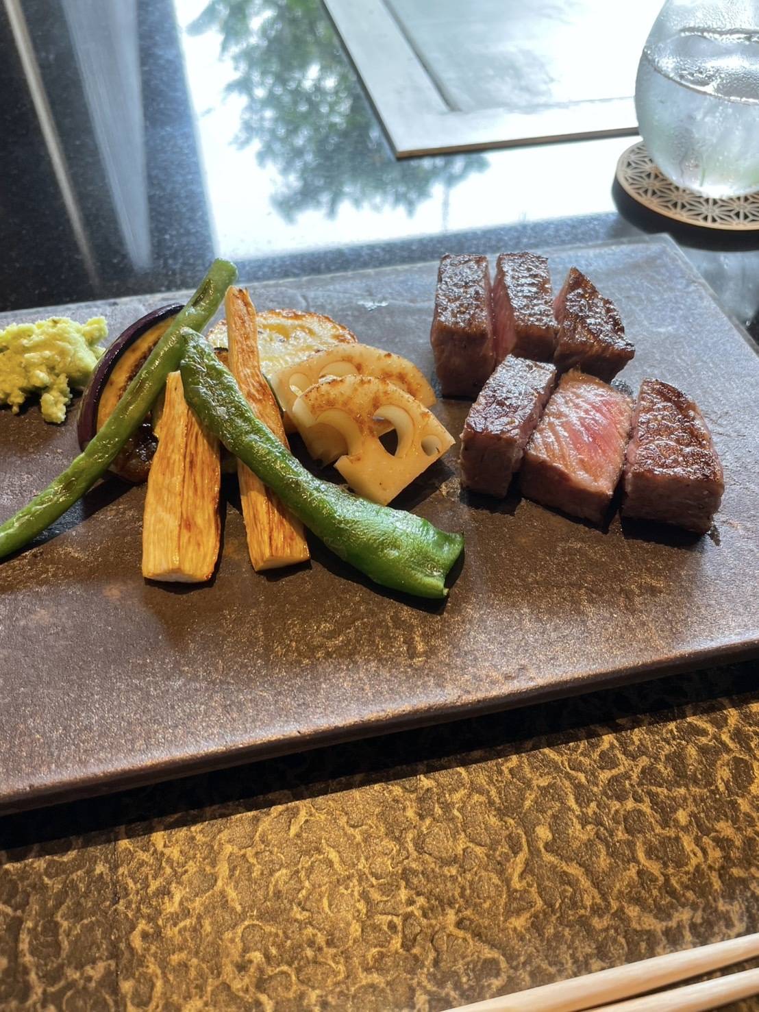 鉄板で焼いた肉と野菜