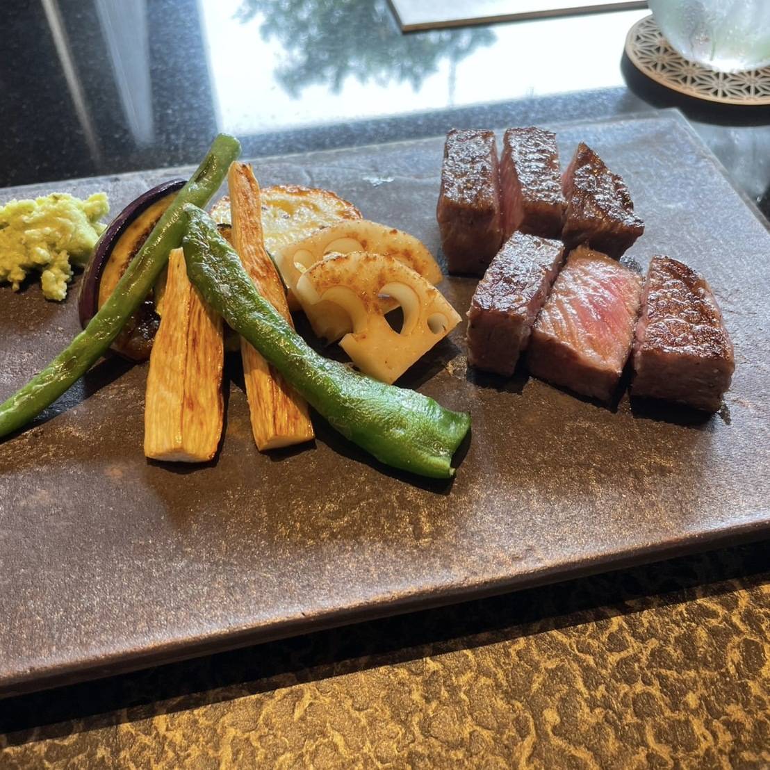 鉄板で焼いた肉と野菜