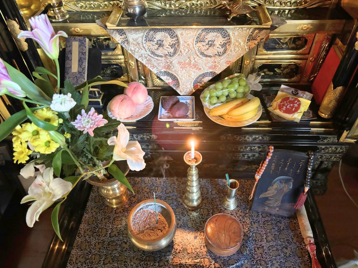 正しいお仏壇に線香をあげる本数と立て方とは?