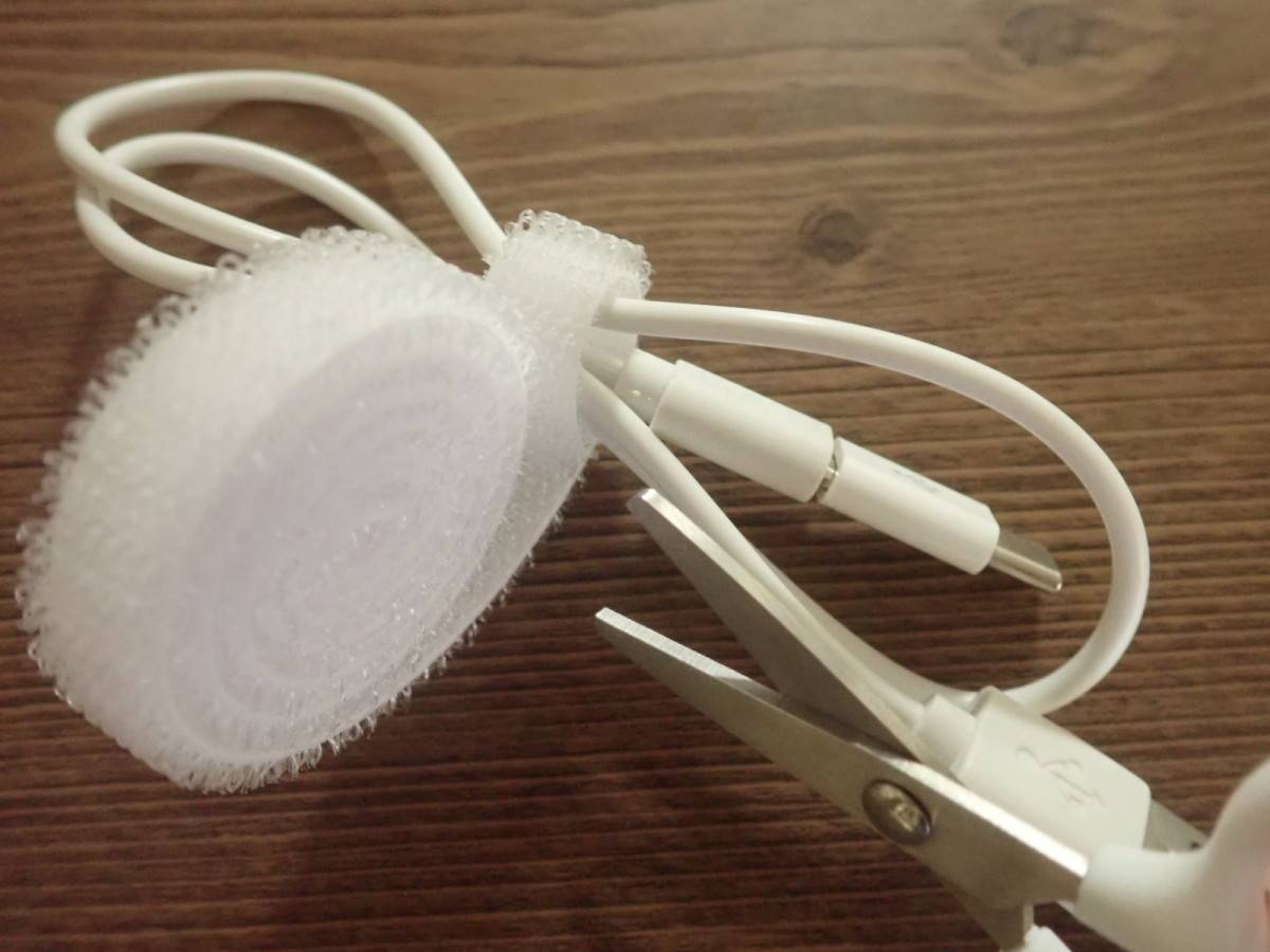 ダイソーの配線ベルト(面ファスナー、3個)