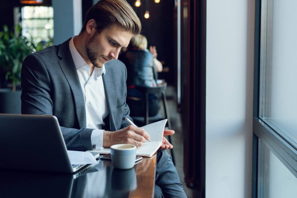 カフェで仕事をする男性