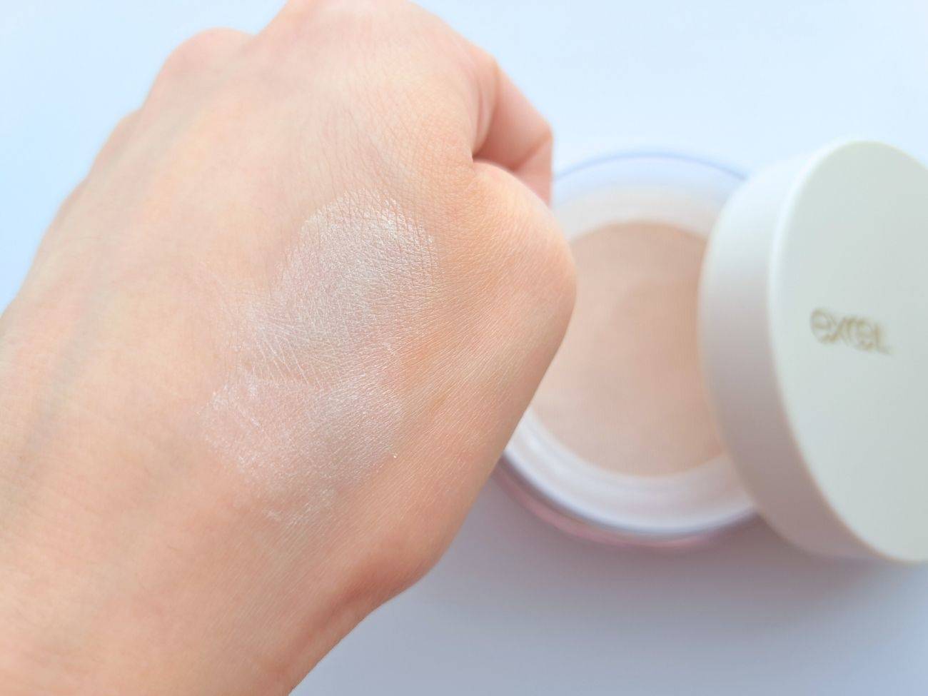 excel(エクセル) エクストラリッチ セラムインパウダー EX02 グロウベージュの手元スウォッチ