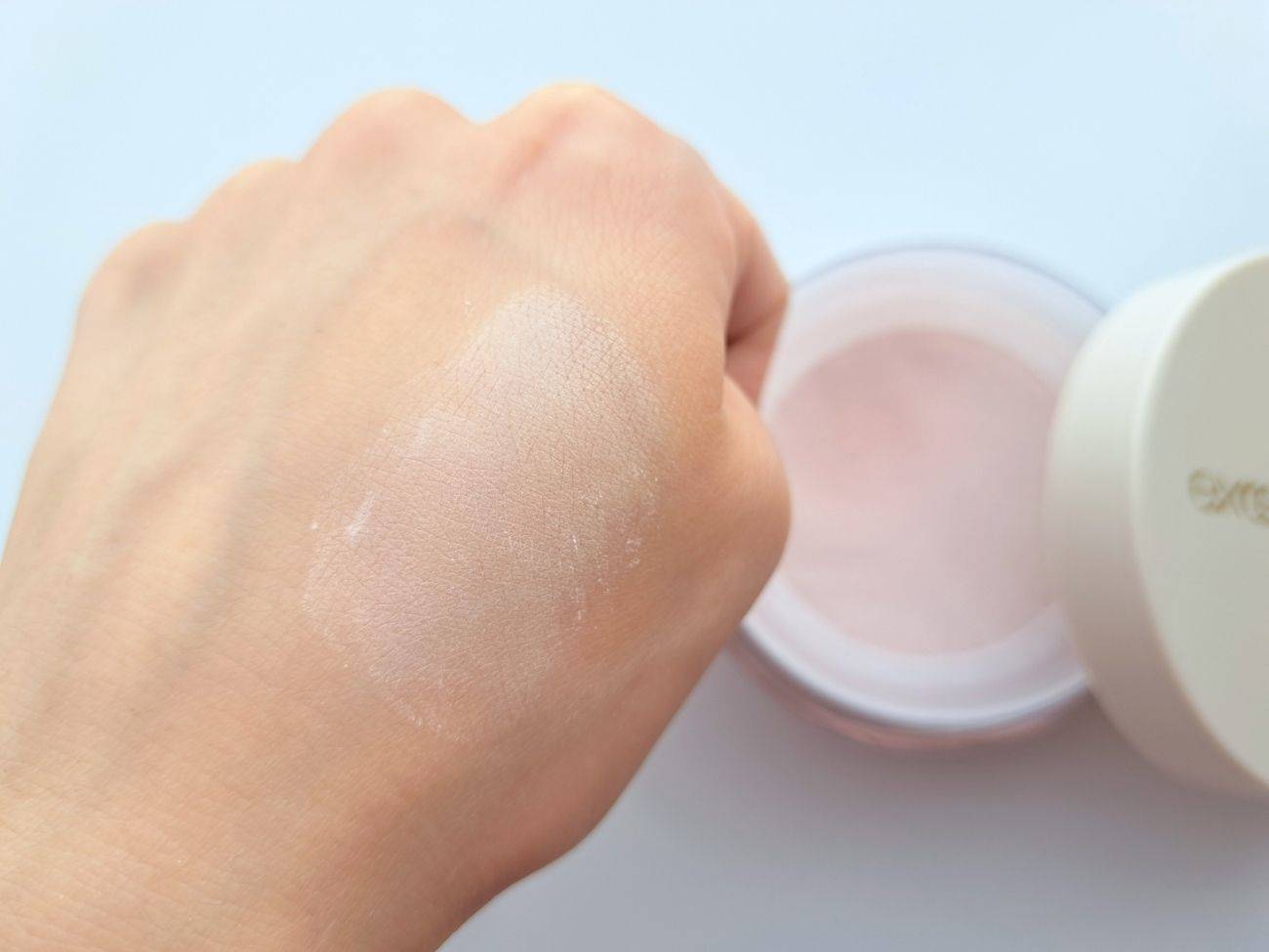 エクセル エクストラリッチ セラムインパウダー EX03 シマーピンクの手元スウォッチ