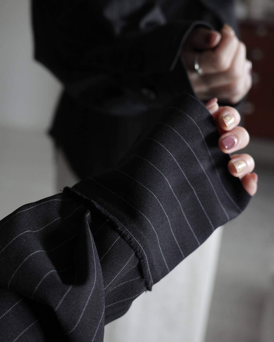 consisterの「CUT-OFF STRIPE SHIRT」